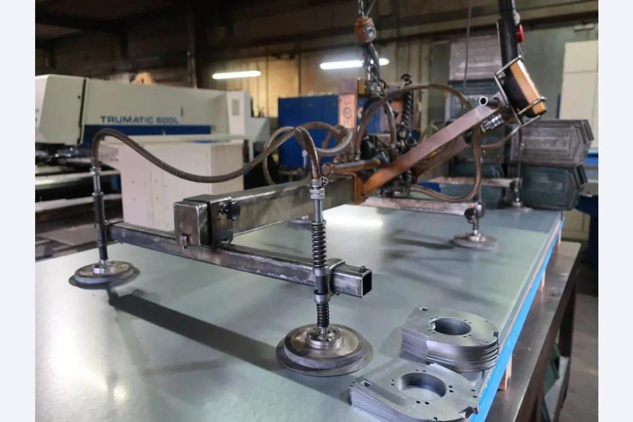 Máquinas para o processamento de chapas metálicas de espessura fina/média<br>(corte, perfuração, prensagem, dobragem)<br><font size="2">Em colaboração com a Hilco Industrial Acquisitions bv</font>-2
