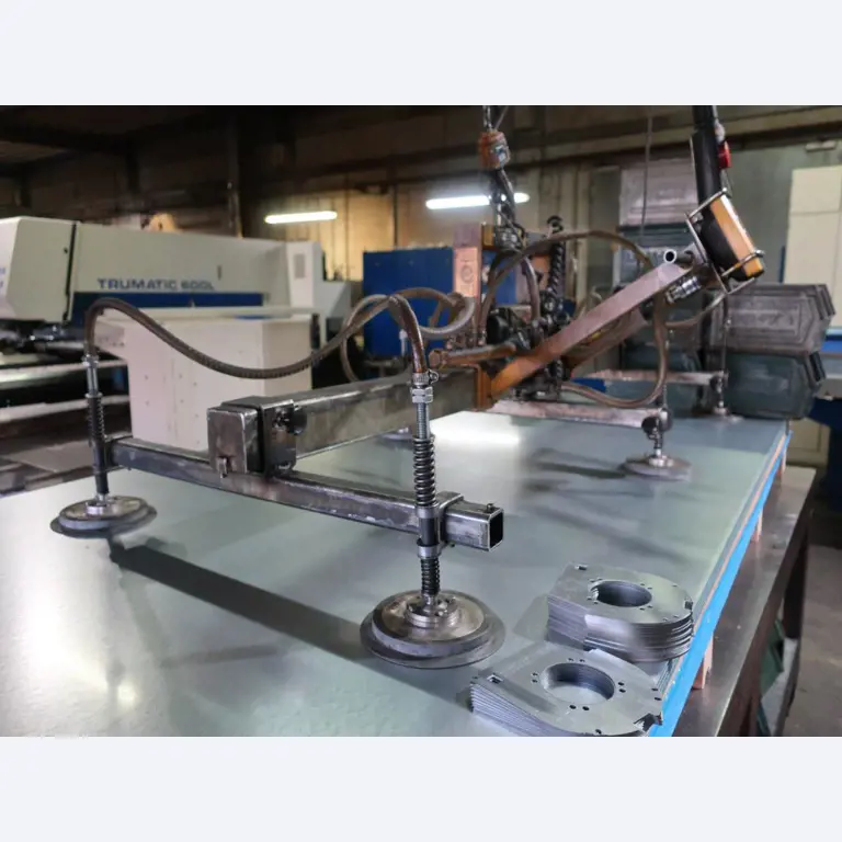 Máquinas para o processamento de chapas metálicas de espessura fina/média<br>(corte, perfuração, prensagem, dobragem)<br><font size="2">Em colaboração com a Hilco Industrial Acquisitions bv</font>-2