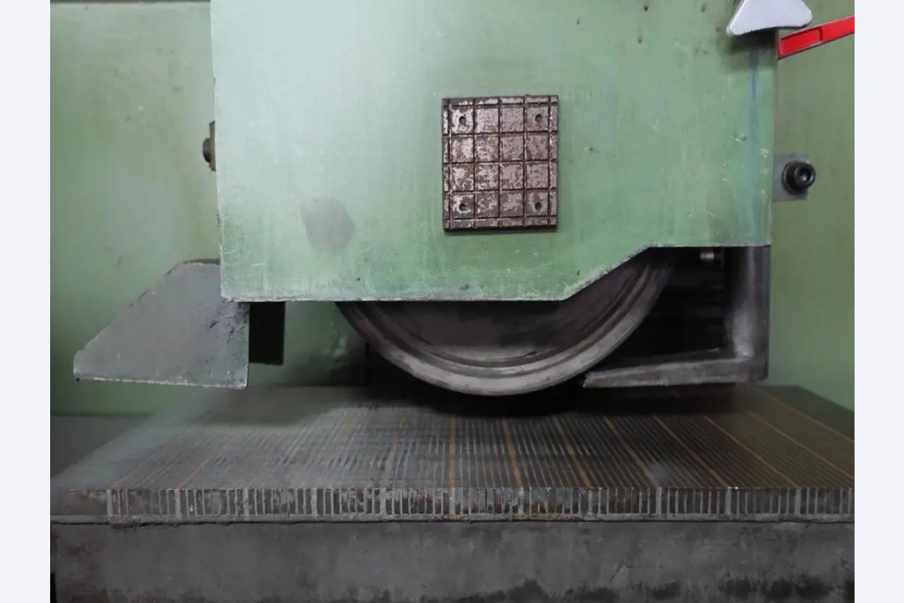Máquinas para o processamento de chapas metálicas de espessura fina/média<br>(corte, perfuração, prensagem, dobragem)<br><font size="2">Em colaboração com a Hilco Industrial Acquisitions bv</font>-3