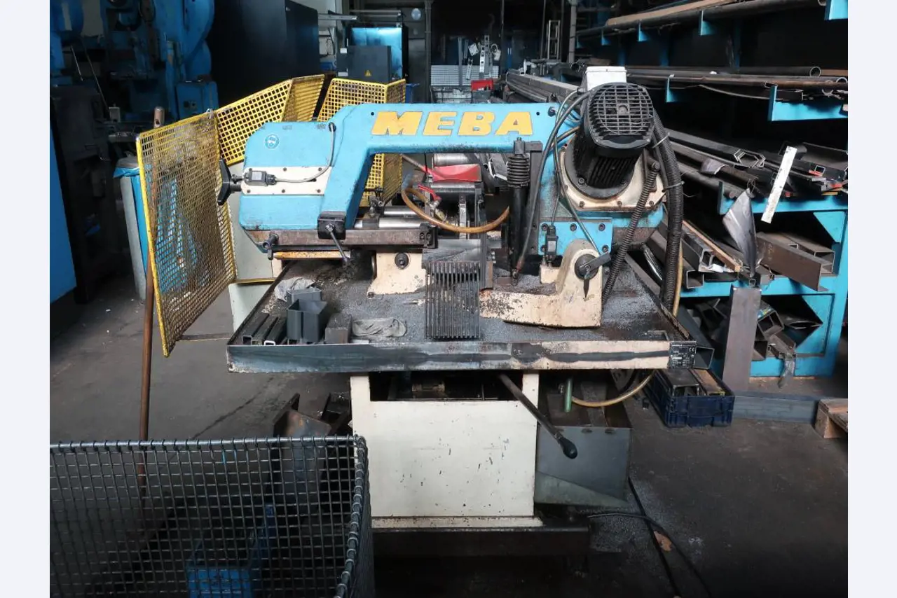 Máquinas para o processamento de chapas metálicas de espessura fina/média<br>(corte, perfuração, prensagem, dobragem)<br><font size="2">Em colaboração com a Hilco Industrial Acquisitions bv</font>-1
