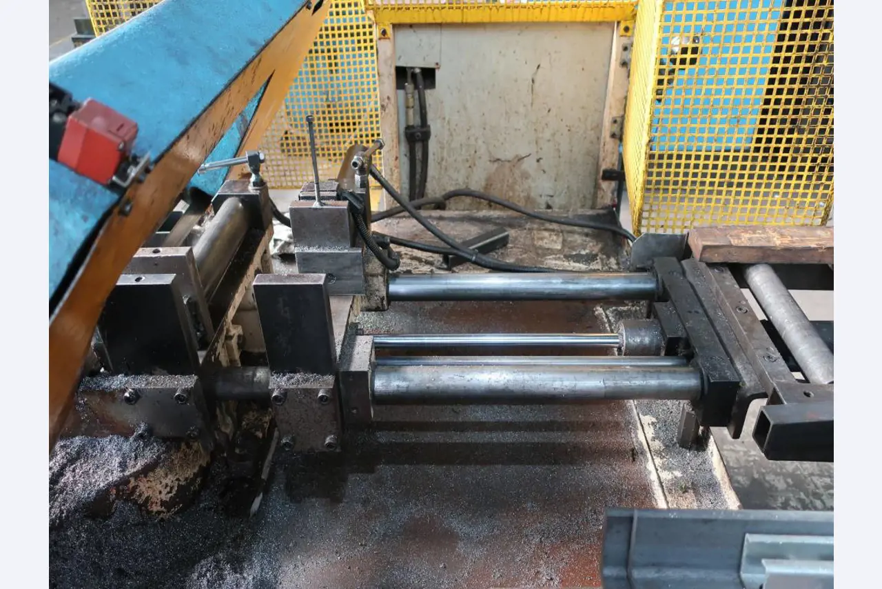 Máquinas para o processamento de chapas metálicas de espessura fina/média<br>(corte, perfuração, prensagem, dobragem)<br><font size="2">Em colaboração com a Hilco Industrial Acquisitions bv</font>-3