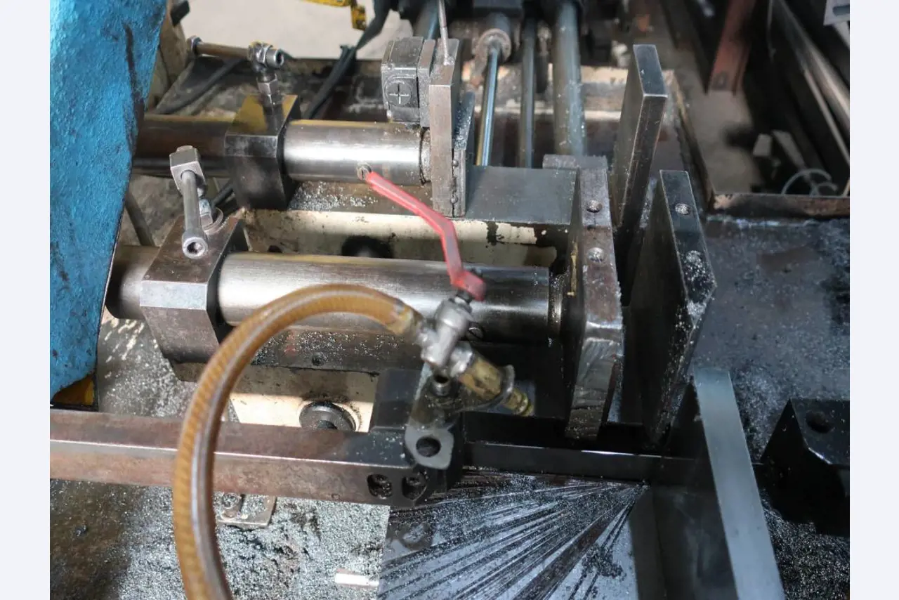 Máquinas para o processamento de chapas metálicas de espessura fina/média<br>(corte, perfuração, prensagem, dobragem)<br><font size="2">Em colaboração com a Hilco Industrial Acquisitions bv</font>-4