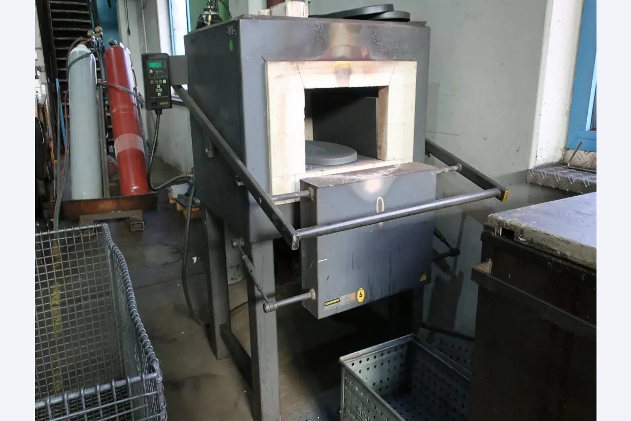 Máquinas para o processamento de chapas metálicas de espessura fina/média<br>(corte, perfuração, prensagem, dobragem)<br><font size="2">Em colaboração com a Hilco Industrial Acquisitions bv</font>-2