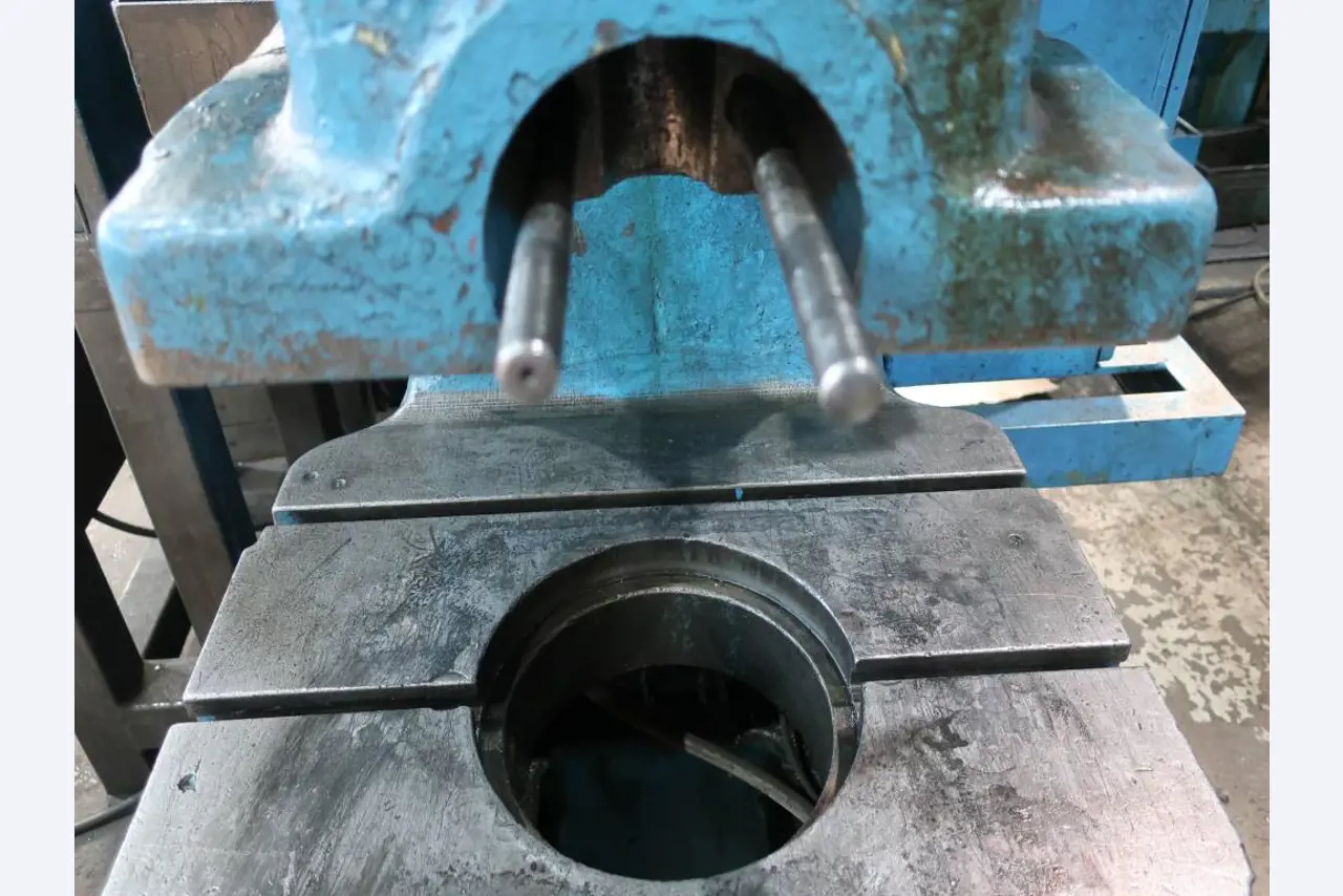 Máquinas para o processamento de chapas metálicas de espessura fina/média<br>(corte, perfuração, prensagem, dobragem)<br><font size="2">Em colaboração com a Hilco Industrial Acquisitions bv</font>-4
