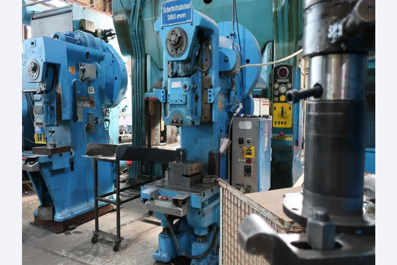 Máquinas para o processamento de chapas metálicas de espessura fina/média<br>(corte, perfuração, prensagem, dobragem)<br><font size="2">Em colaboração com a Hilco Industrial Acquisitions bv</font>-2