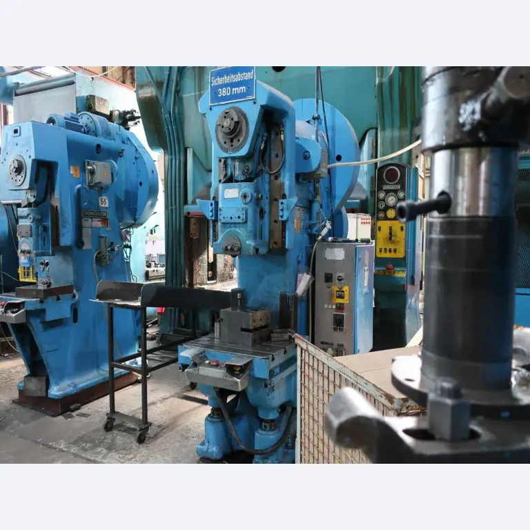 Máquinas para o processamento de chapas metálicas de espessura fina/média<br>(corte, perfuração, prensagem, dobragem)<br><font size="2">Em colaboração com a Hilco Industrial Acquisitions bv</font>-2