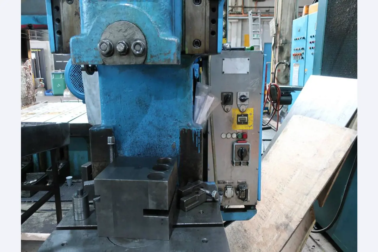 Máquinas para o processamento de chapas metálicas de espessura fina/média<br>(corte, perfuração, prensagem, dobragem)<br><font size="2">Em colaboração com a Hilco Industrial Acquisitions bv</font>-3