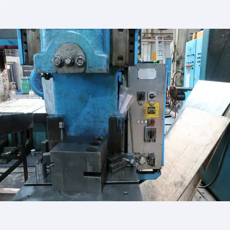 Máquinas para o processamento de chapas metálicas de espessura fina/média<br>(corte, perfuração, prensagem, dobragem)<br><font size="2">Em colaboração com a Hilco Industrial Acquisitions bv</font>-3