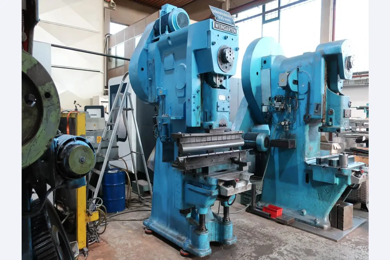 Machines for processing thin/medium thick sheet metal<br> (cutting, punching, pressing, bending)<br><font size="2">In collaboration with Hilco Industrial Acquisitions bv<br></font>-1