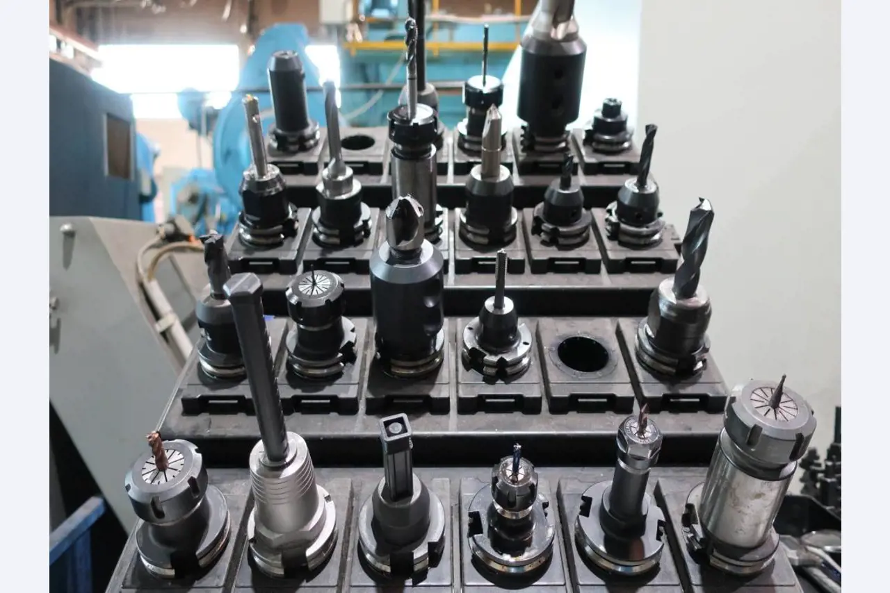 Máquinas para o processamento de chapas metálicas de espessura fina/média<br>(corte, perfuração, prensagem, dobragem)<br><font size="2">Em colaboração com a Hilco Industrial Acquisitions bv</font>-1