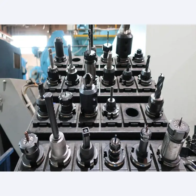Máquinas para o processamento de chapas metálicas de espessura fina/média<br>(corte, perfuração, prensagem, dobragem)<br><font size="2">Em colaboração com a Hilco Industrial Acquisitions bv</font>-1