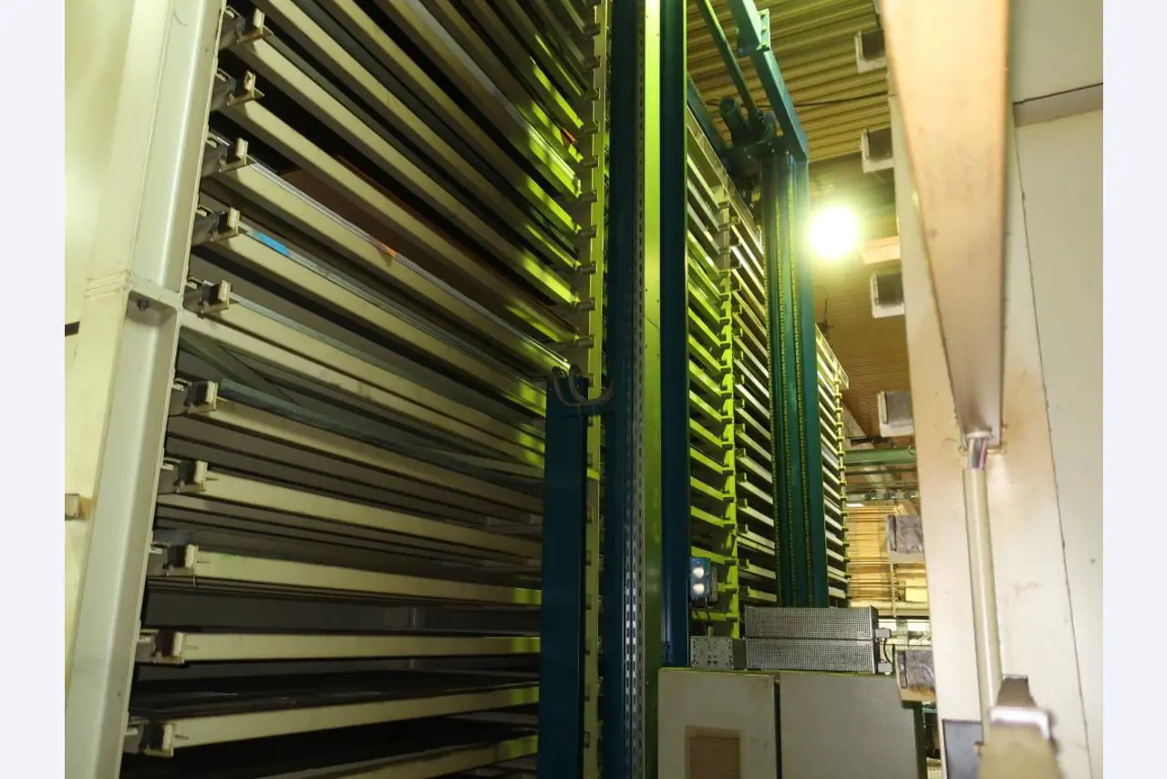 Máquinas para o processamento de chapas metálicas de espessura fina/média<br>(corte, perfuração, prensagem, dobragem)<br><font size="2">Em colaboração com a Hilco Industrial Acquisitions bv</font>-5
