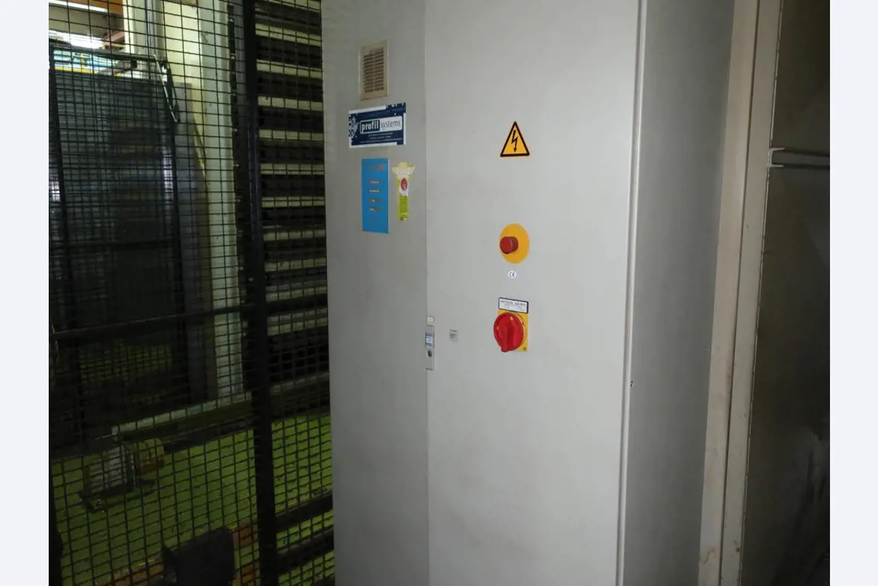 Máquinas para o processamento de chapas metálicas de espessura fina/média<br>(corte, perfuração, prensagem, dobragem)<br><font size="2">Em colaboração com a Hilco Industrial Acquisitions bv</font>-6
