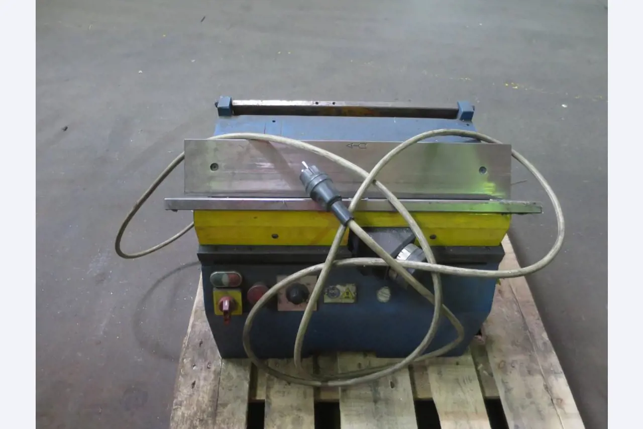 Machines for processing thin/medium thick sheet metal<br> (cutting, punching, pressing, bending)<br><font size="2">In collaboration with Hilco Industrial Acquisitions bv<br></font>-1