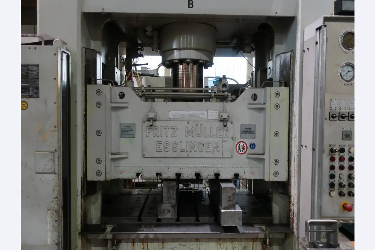 Machines for processing thin/medium thick sheet metal<br> (cutting, punching, pressing, bending)<br><font size="2">In collaboration with Hilco Industrial Acquisitions bv<br></font>-4
