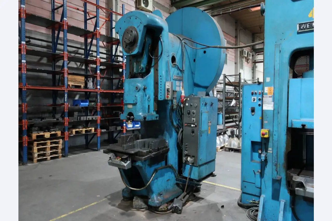Machines for processing thin/medium thick sheet metal<br> (cutting, punching, pressing, bending)<br><font size="2">In collaboration with Hilco Industrial Acquisitions bv<br></font>-1