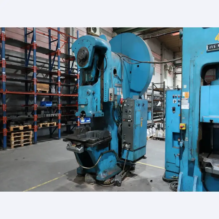 Machines for processing thin/medium thick sheet metal<br> (cutting, punching, pressing, bending)<br><font size="2">In collaboration with Hilco Industrial Acquisitions bv<br></font>-1