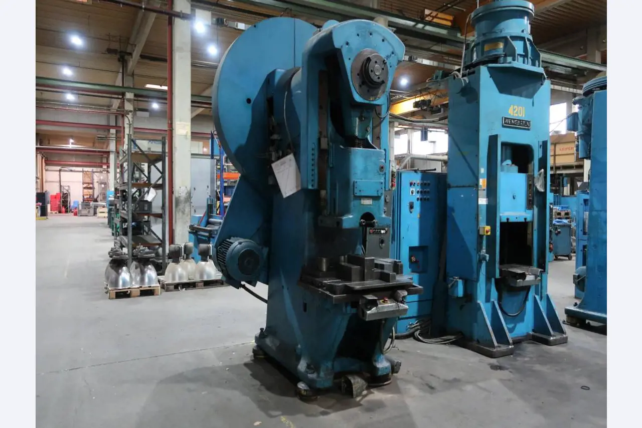 Machines for processing thin/medium thick sheet metal<br> (cutting, punching, pressing, bending)<br><font size="2">In collaboration with Hilco Industrial Acquisitions bv<br></font>-2