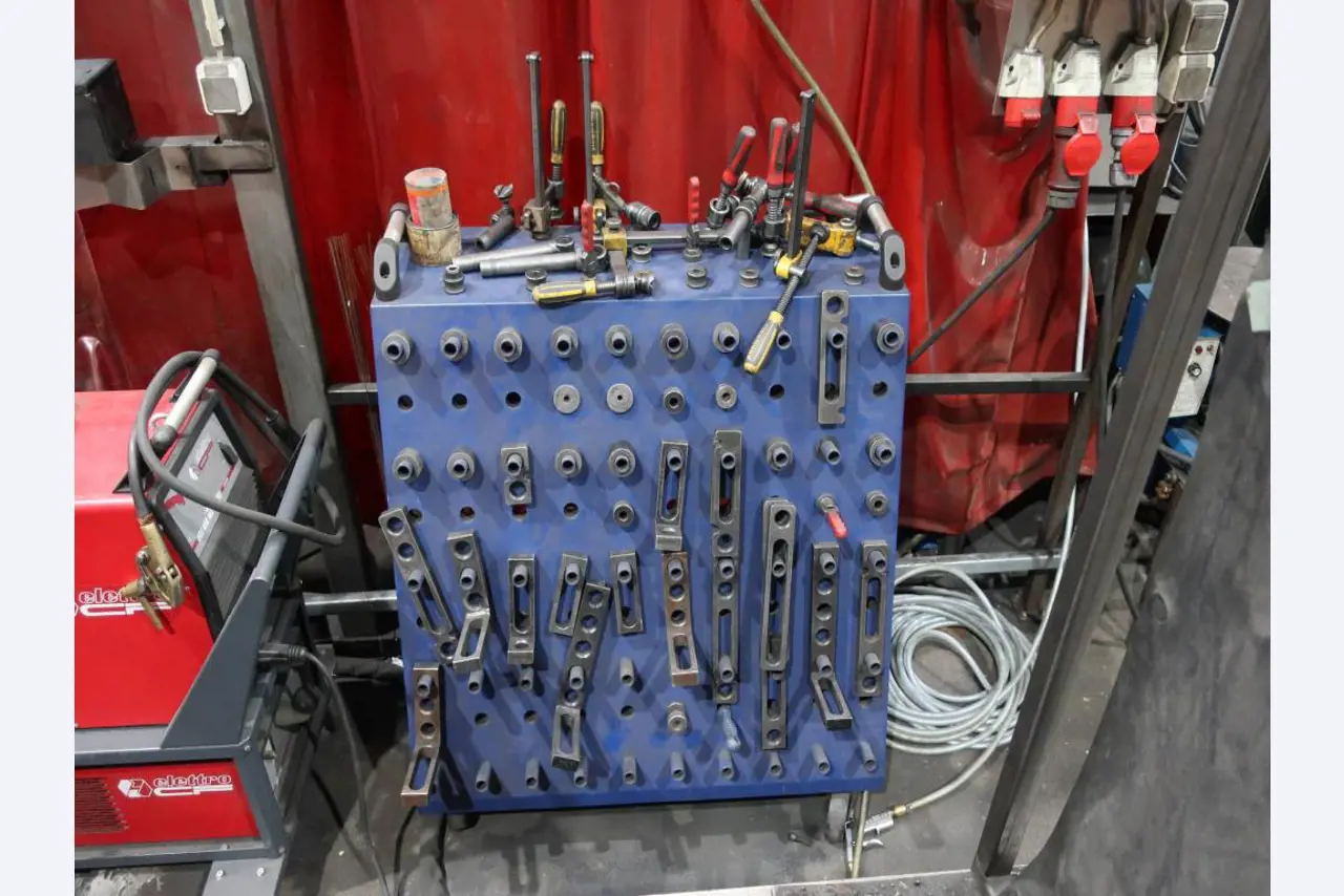 Máquinas para o processamento de chapas metálicas de espessura fina/média<br>(corte, perfuração, prensagem, dobragem)<br><font size="2">Em colaboração com a Hilco Industrial Acquisitions bv</font>-3