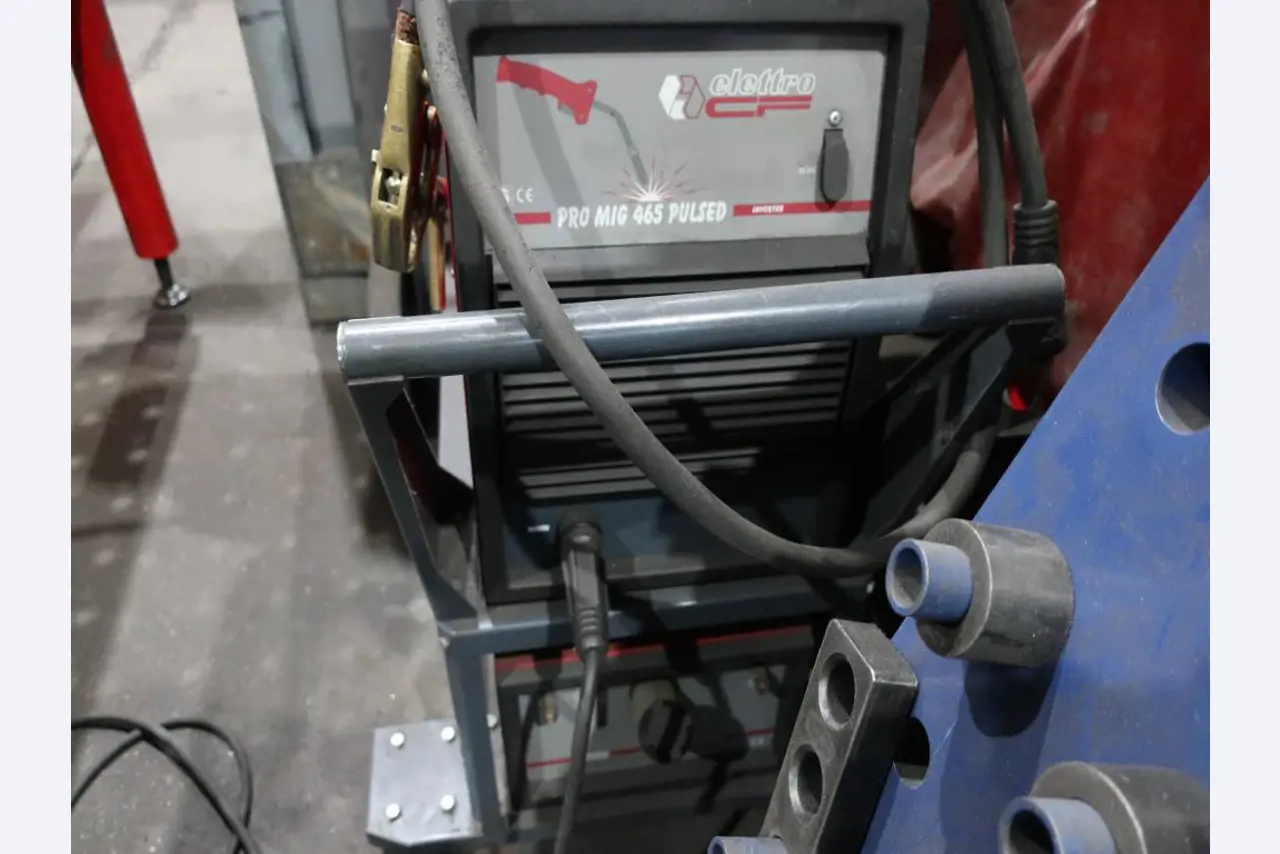 Máquinas para o processamento de chapas metálicas de espessura fina/média<br>(corte, perfuração, prensagem, dobragem)<br><font size="2">Em colaboração com a Hilco Industrial Acquisitions bv</font>-2
