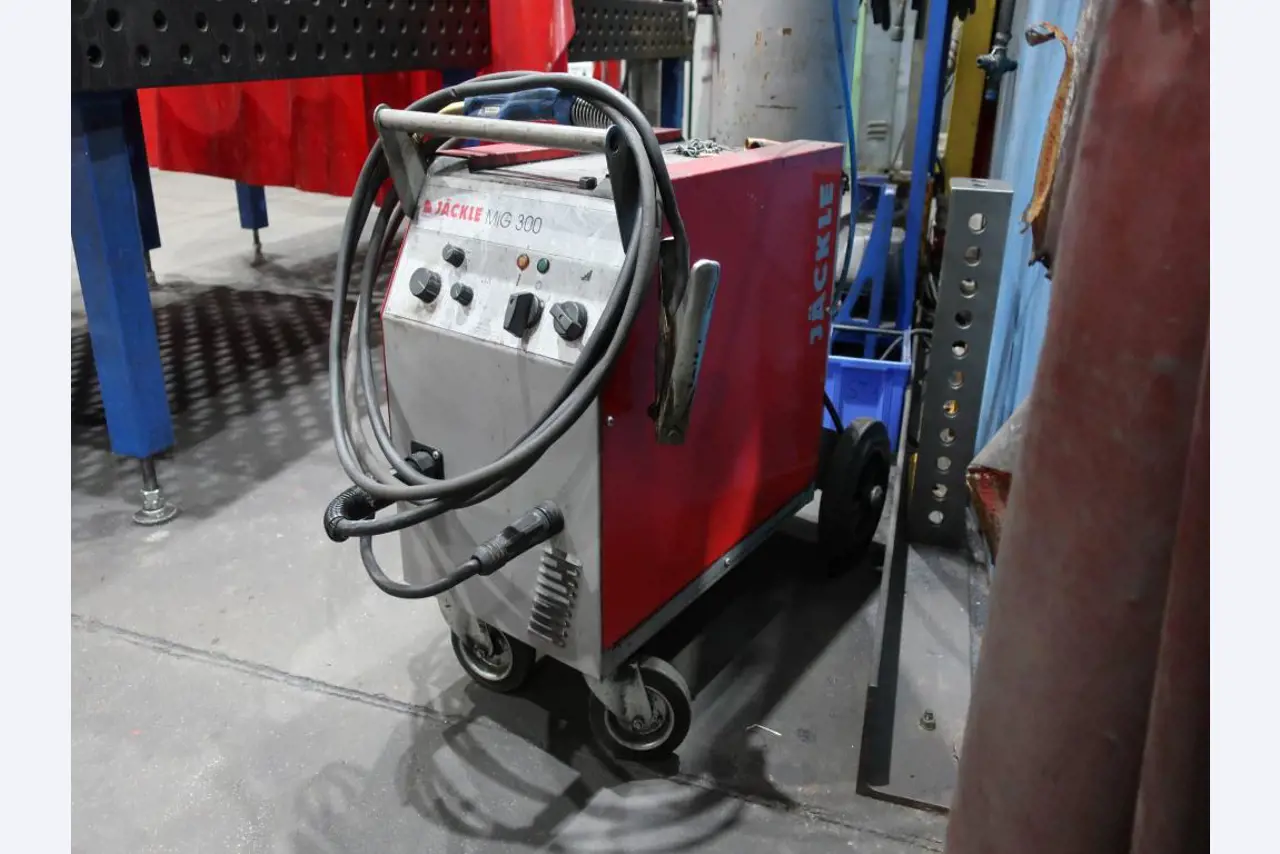 Máquinas para o processamento de chapas metálicas de espessura fina/média<br>(corte, perfuração, prensagem, dobragem)<br><font size="2">Em colaboração com a Hilco Industrial Acquisitions bv</font>-1
