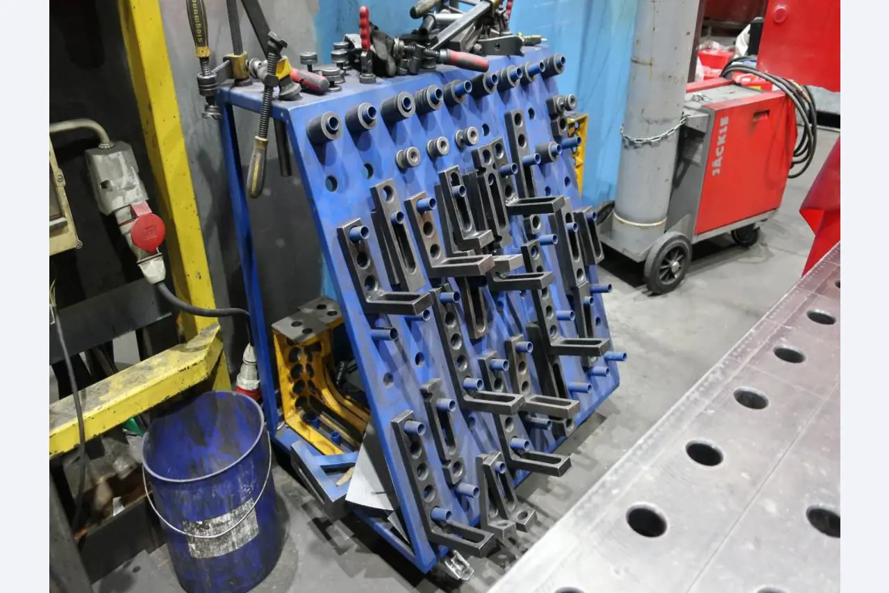 Máquinas para o processamento de chapas metálicas de espessura fina/média<br>(corte, perfuração, prensagem, dobragem)<br><font size="2">Em colaboração com a Hilco Industrial Acquisitions bv</font>-5