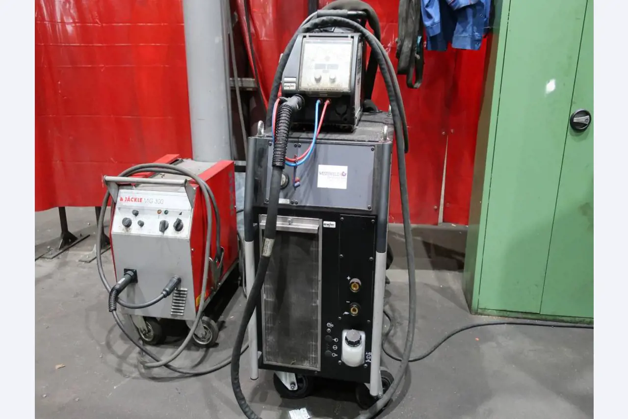 Máquinas para o processamento de chapas metálicas de espessura fina/média<br>(corte, perfuração, prensagem, dobragem)<br><font size="2">Em colaboração com a Hilco Industrial Acquisitions bv</font>-3