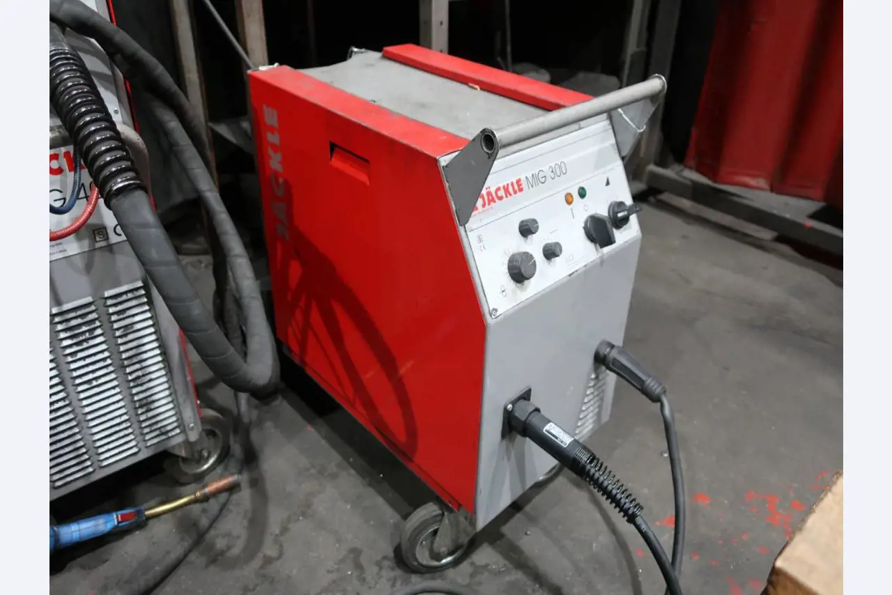 Máquinas para o processamento de chapas metálicas de espessura fina/média<br>(corte, perfuração, prensagem, dobragem)<br><font size="2">Em colaboração com a Hilco Industrial Acquisitions bv</font>-2