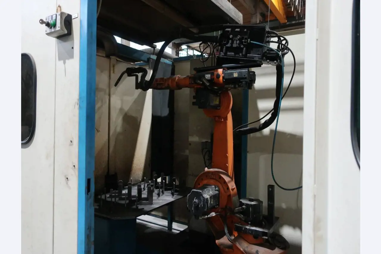 Máquinas para o processamento de chapas metálicas de espessura fina/média<br>(corte, perfuração, prensagem, dobragem)<br><font size="2">Em colaboração com a Hilco Industrial Acquisitions bv</font>-3