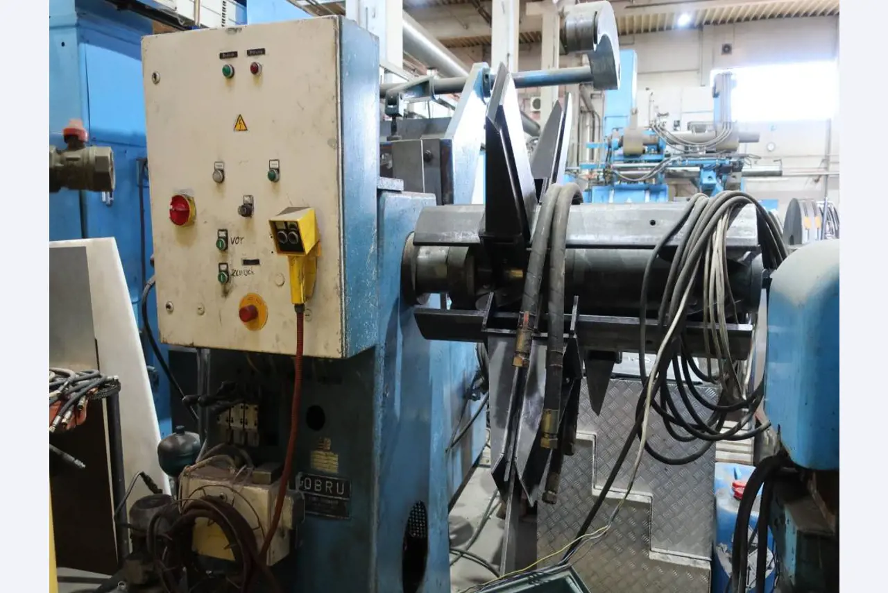 Máquinas para o processamento de chapas metálicas de espessura fina/média<br>(corte, perfuração, prensagem, dobragem)<br><font size="2">Em colaboração com a Hilco Industrial Acquisitions bv</font>-2