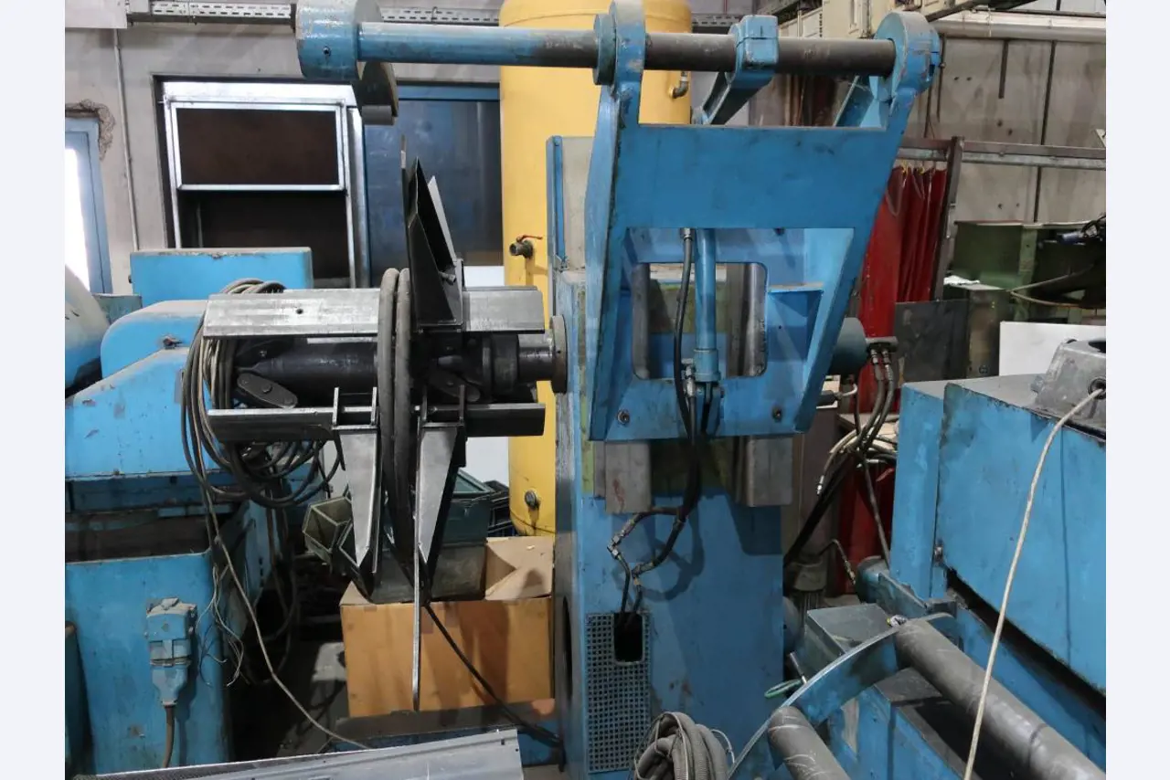 Máquinas para o processamento de chapas metálicas de espessura fina/média<br>(corte, perfuração, prensagem, dobragem)<br><font size="2">Em colaboração com a Hilco Industrial Acquisitions bv</font>-3
