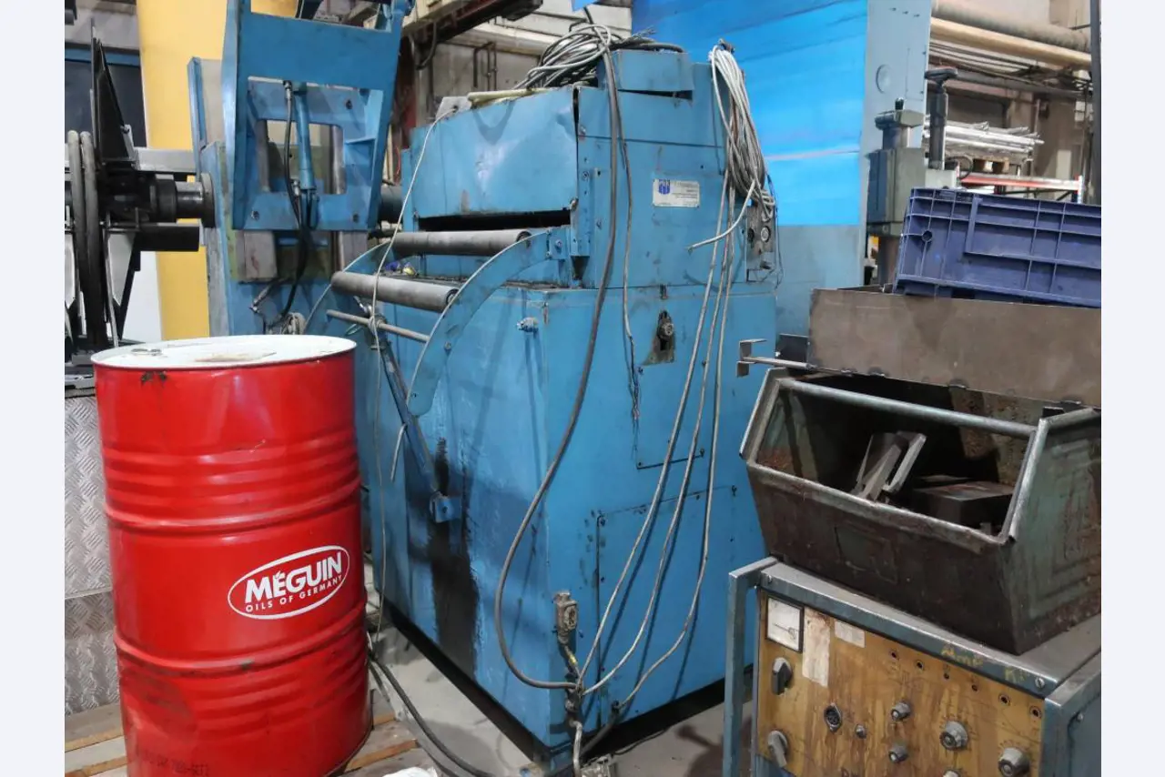 Máquinas para o processamento de chapas metálicas de espessura fina/média<br>(corte, perfuração, prensagem, dobragem)<br><font size="2">Em colaboração com a Hilco Industrial Acquisitions bv</font>-8