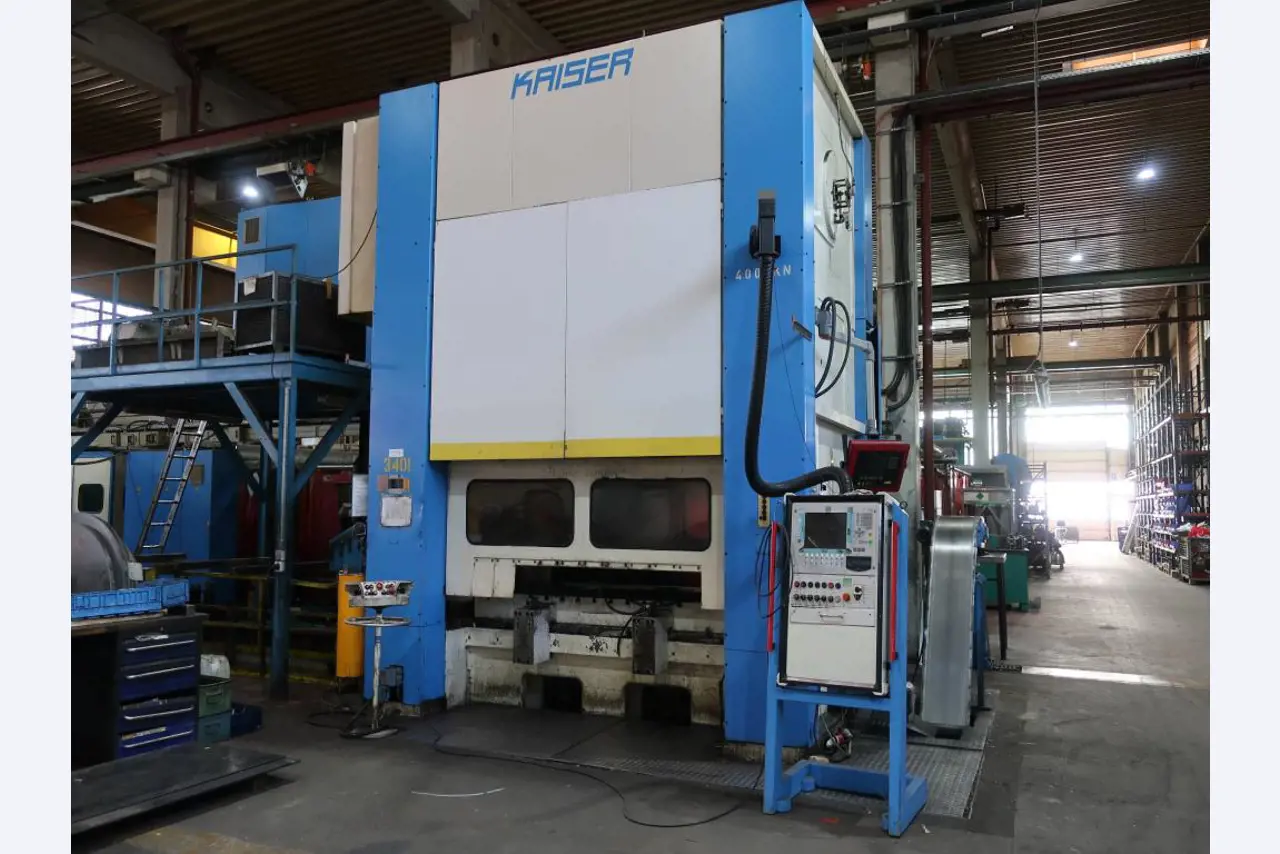 Máquinas para o processamento de chapas metálicas de espessura fina/média<br>(corte, perfuração, prensagem, dobragem)<br><font size="2">Em colaboração com a Hilco Industrial Acquisitions bv</font>-10