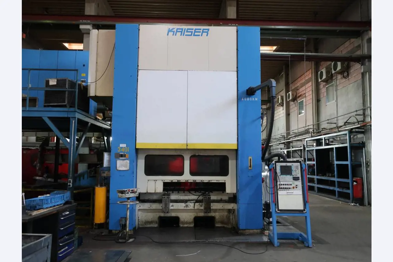 Máquinas para o processamento de chapas metálicas de espessura fina/média<br>(corte, perfuração, prensagem, dobragem)<br><font size="2">Em colaboração com a Hilco Industrial Acquisitions bv</font>-11