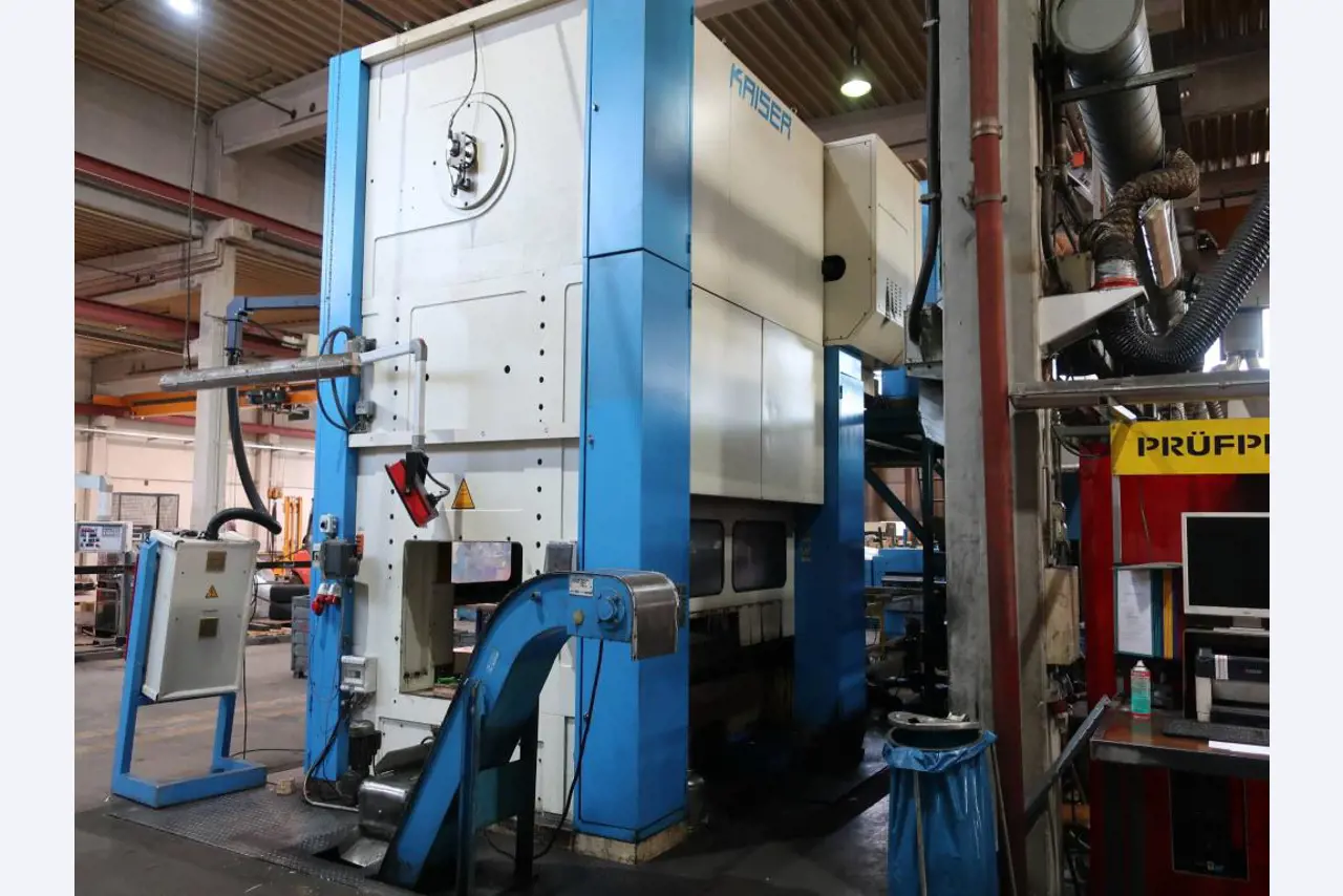 Máquinas para o processamento de chapas metálicas de espessura fina/média<br>(corte, perfuração, prensagem, dobragem)<br><font size="2">Em colaboração com a Hilco Industrial Acquisitions bv</font>-16