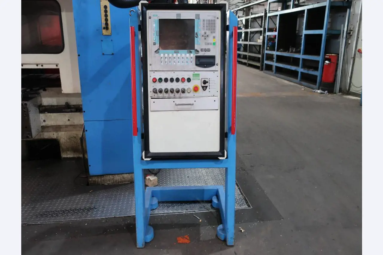 Máquinas para o processamento de chapas metálicas de espessura fina/média<br>(corte, perfuração, prensagem, dobragem)<br><font size="2">Em colaboração com a Hilco Industrial Acquisitions bv</font>-21