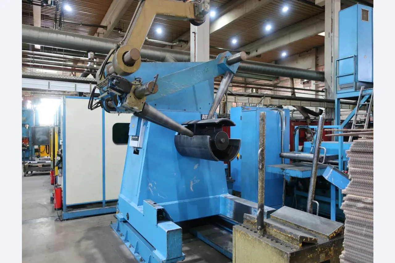 Máquinas para o processamento de chapas metálicas de espessura fina/média<br>(corte, perfuração, prensagem, dobragem)<br><font size="2">Em colaboração com a Hilco Industrial Acquisitions bv</font>-25