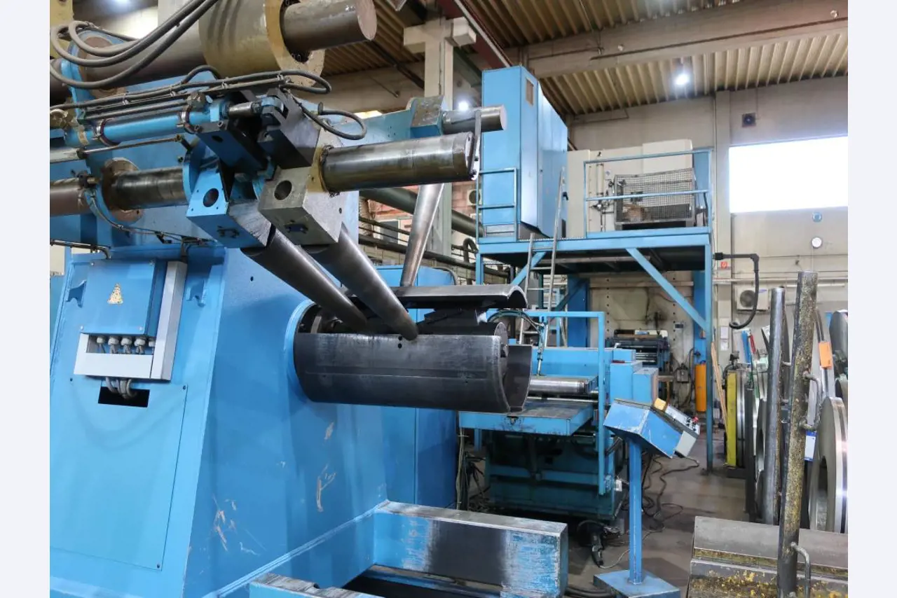 Máquinas para o processamento de chapas metálicas de espessura fina/média<br>(corte, perfuração, prensagem, dobragem)<br><font size="2">Em colaboração com a Hilco Industrial Acquisitions bv</font>-26