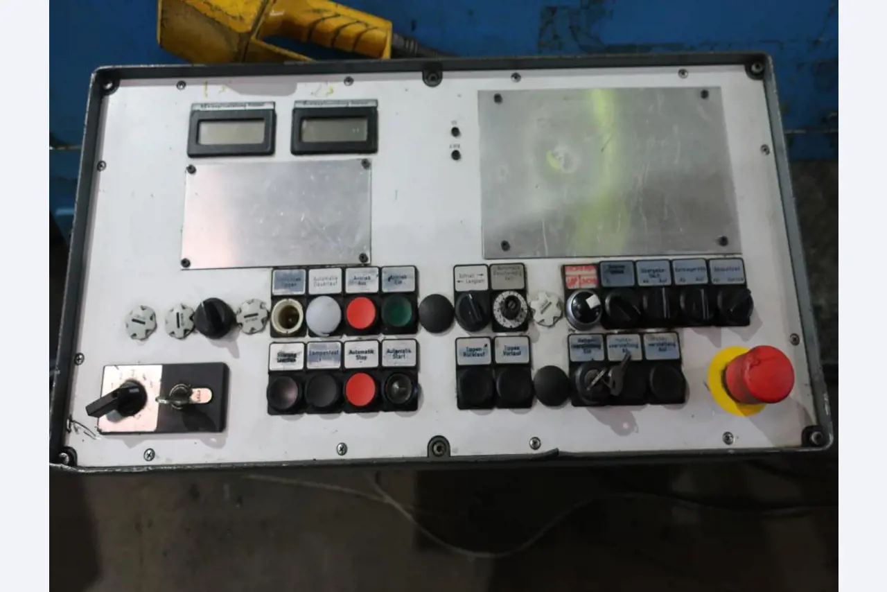 Máquinas para o processamento de chapas metálicas de espessura fina/média<br>(corte, perfuração, prensagem, dobragem)<br><font size="2">Em colaboração com a Hilco Industrial Acquisitions bv</font>-4