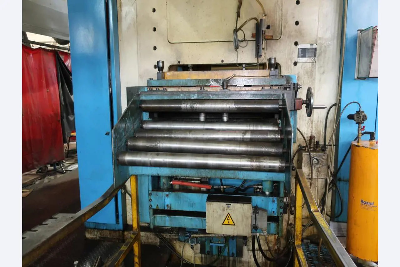 Máquinas para o processamento de chapas metálicas de espessura fina/média<br>(corte, perfuração, prensagem, dobragem)<br><font size="2">Em colaboração com a Hilco Industrial Acquisitions bv</font>-7