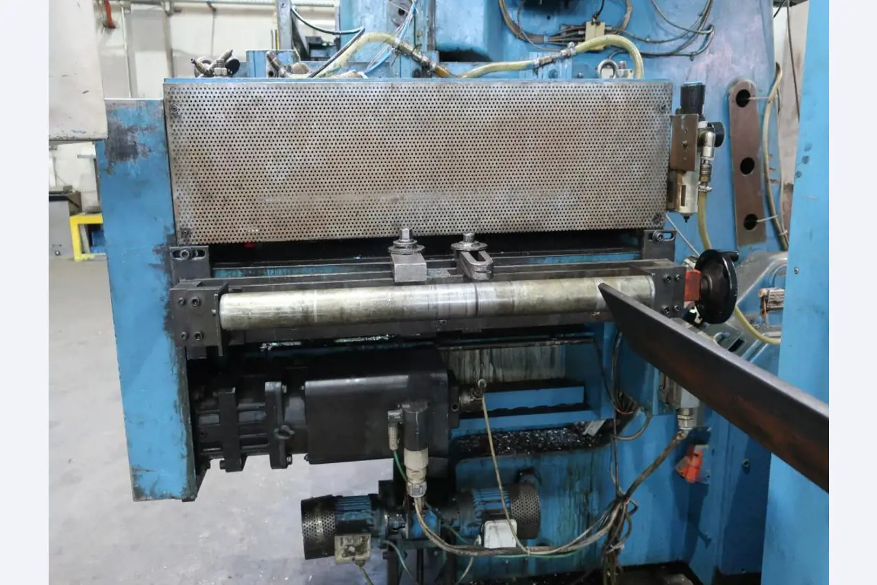 Máquinas para o processamento de chapas metálicas de espessura fina/média<br>(corte, perfuração, prensagem, dobragem)<br><font size="2">Em colaboração com a Hilco Industrial Acquisitions bv</font>-16