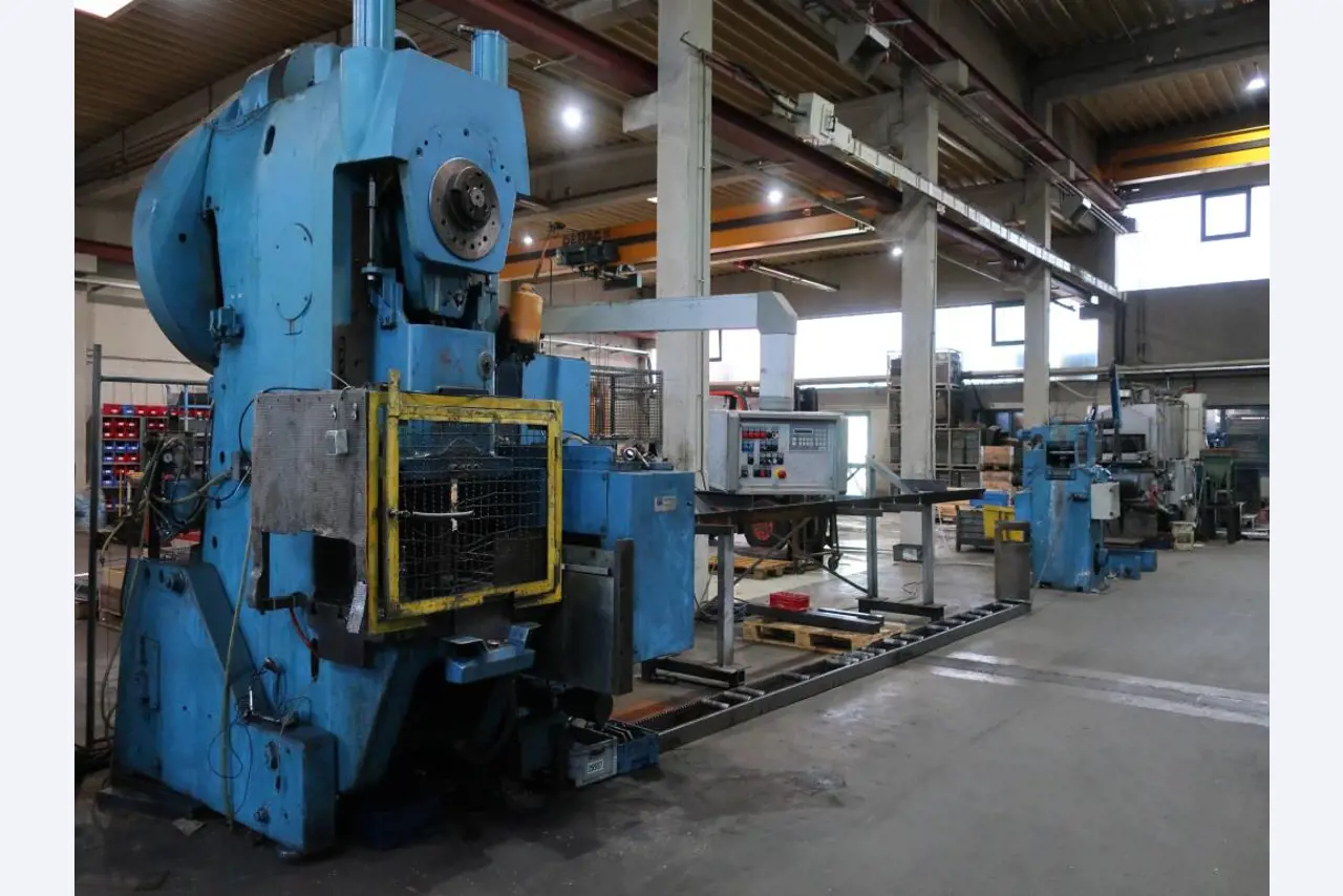 Máquinas para o processamento de chapas metálicas de espessura fina/média<br>(corte, perfuração, prensagem, dobragem)<br><font size="2">Em colaboração com a Hilco Industrial Acquisitions bv</font>-2