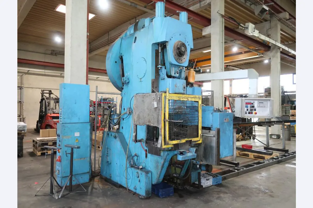 Máquinas para o processamento de chapas metálicas de espessura fina/média<br>(corte, perfuração, prensagem, dobragem)<br><font size="2">Em colaboração com a Hilco Industrial Acquisitions bv</font>-5