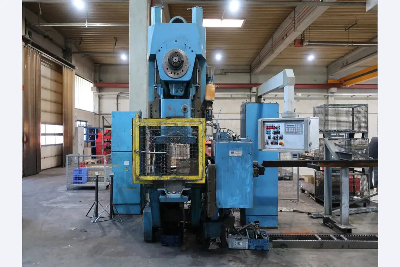 Máquinas para o processamento de chapas metálicas de espessura fina/média<br>(corte, perfuração, prensagem, dobragem)<br><font size="2">Em colaboração com a Hilco Industrial Acquisitions bv</font>-6