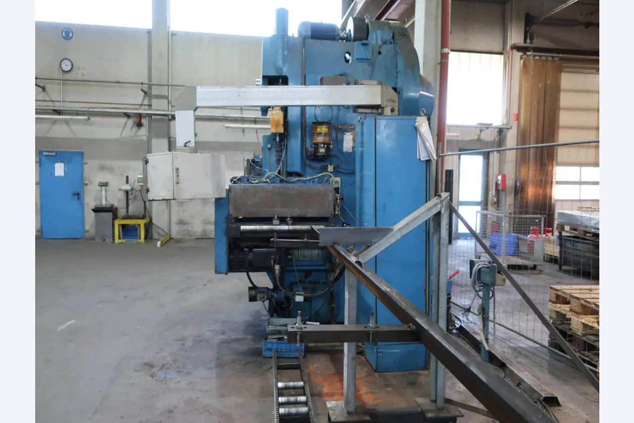 Máquinas para o processamento de chapas metálicas de espessura fina/média<br>(corte, perfuração, prensagem, dobragem)<br><font size="2">Em colaboração com a Hilco Industrial Acquisitions bv</font>-7