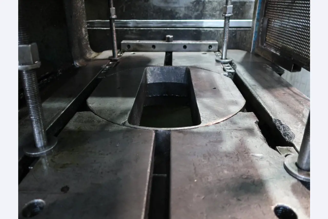 Máquinas para o processamento de chapas metálicas de espessura fina/média<br>(corte, perfuração, prensagem, dobragem)<br><font size="2">Em colaboração com a Hilco Industrial Acquisitions bv</font>-8