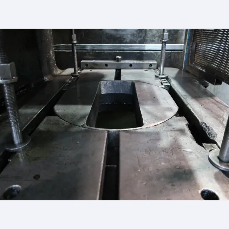Máquinas para o processamento de chapas metálicas de espessura fina/média<br>(corte, perfuração, prensagem, dobragem)<br><font size="2">Em colaboração com a Hilco Industrial Acquisitions bv</font>-8