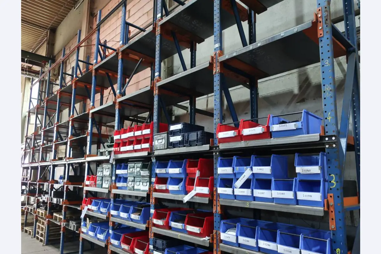 Máquinas para o processamento de chapas metálicas de espessura fina/média<br>(corte, perfuração, prensagem, dobragem)<br><font size="2">Em colaboração com a Hilco Industrial Acquisitions bv</font>-1