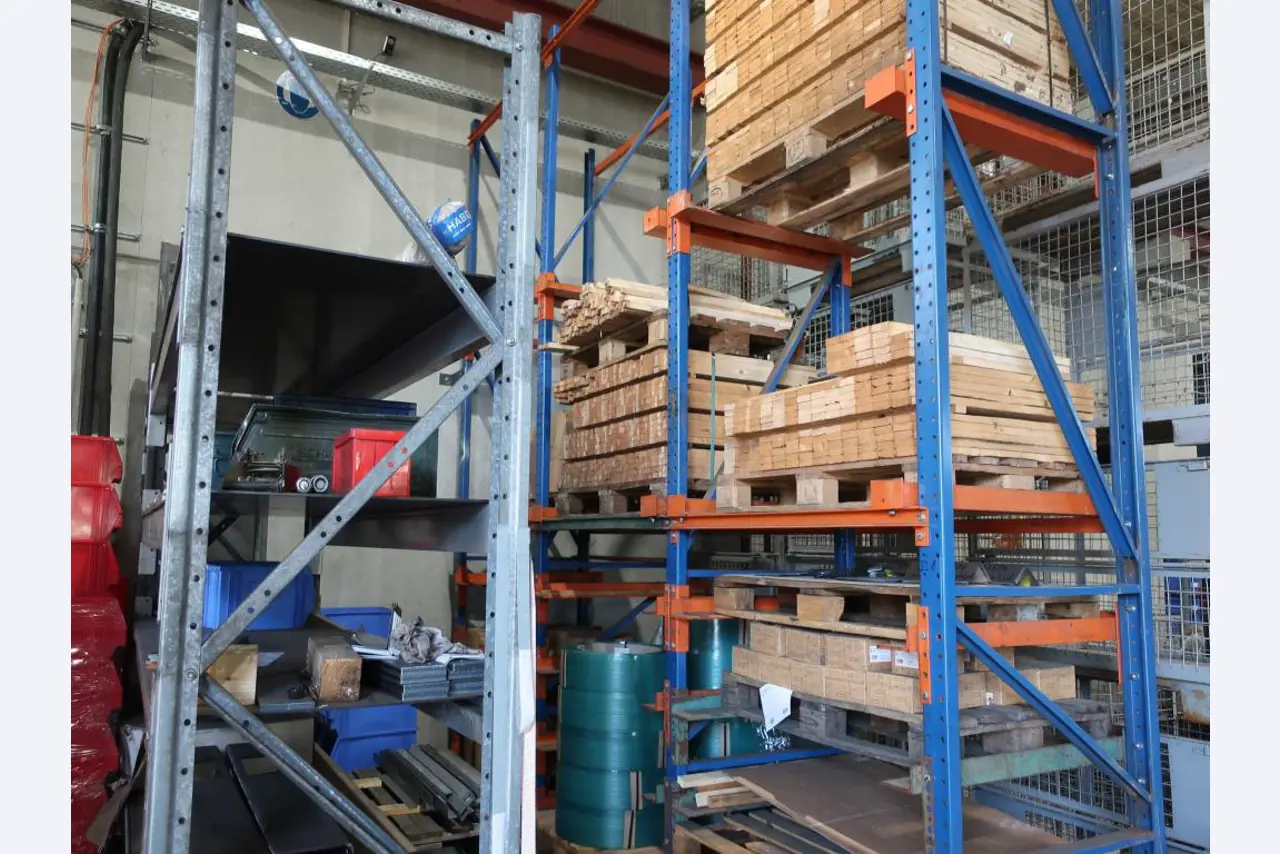 Máquinas para o processamento de chapas metálicas de espessura fina/média<br>(corte, perfuração, prensagem, dobragem)<br><font size="2">Em colaboração com a Hilco Industrial Acquisitions bv</font>-3