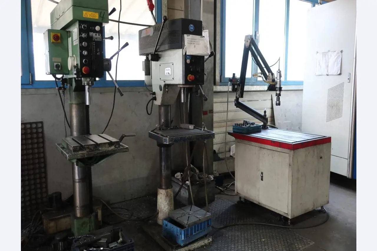 Máquinas para o processamento de chapas metálicas de espessura fina/média<br>(corte, perfuração, prensagem, dobragem)<br><font size="2">Em colaboração com a Hilco Industrial Acquisitions bv</font>-2